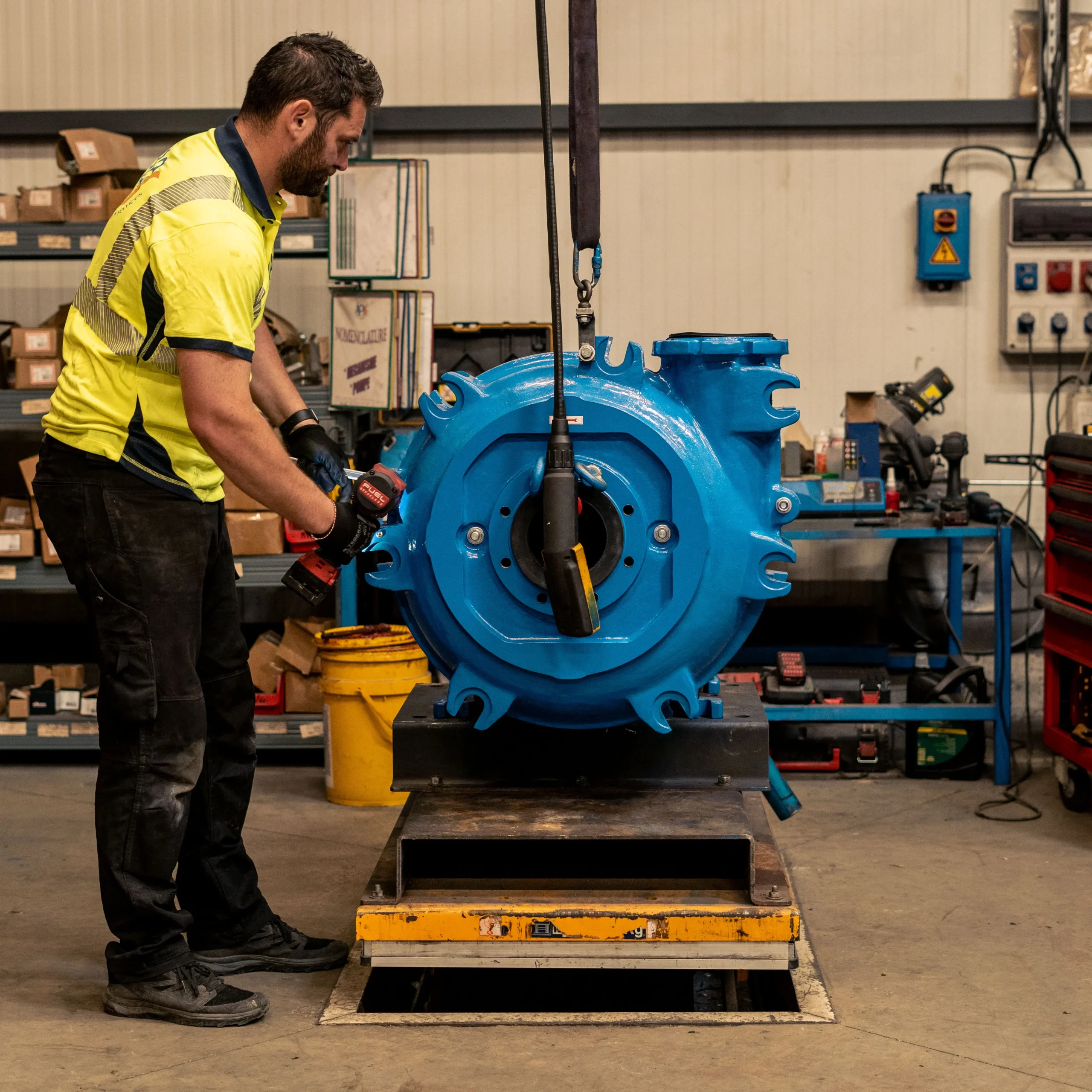 Technicien IPS travaillant sur une pompe centrifuge dans l'atelier de Theizé
